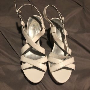 🎉🎉🎉🎉White Guess wedge sandals